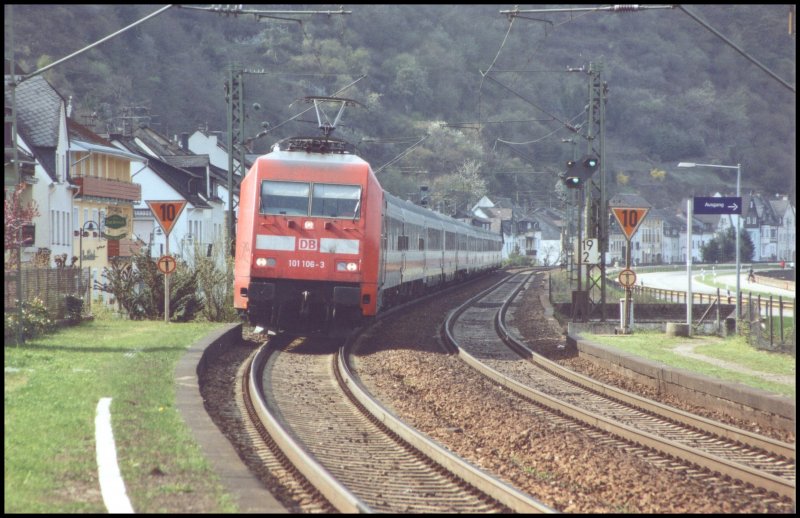 101 106 bringt ihren InterCity richtung Mainz. Aufgenommen im April 2006 in Boppard-Hirzenach.