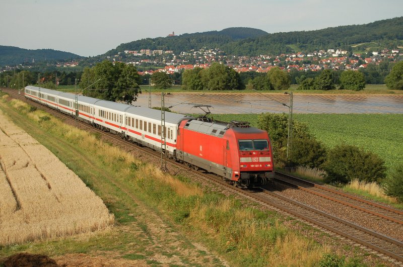101 123-8 mit IC fhrt in Grosachsen-Heddesheim Richtung Heidelberg. 05.07.2008