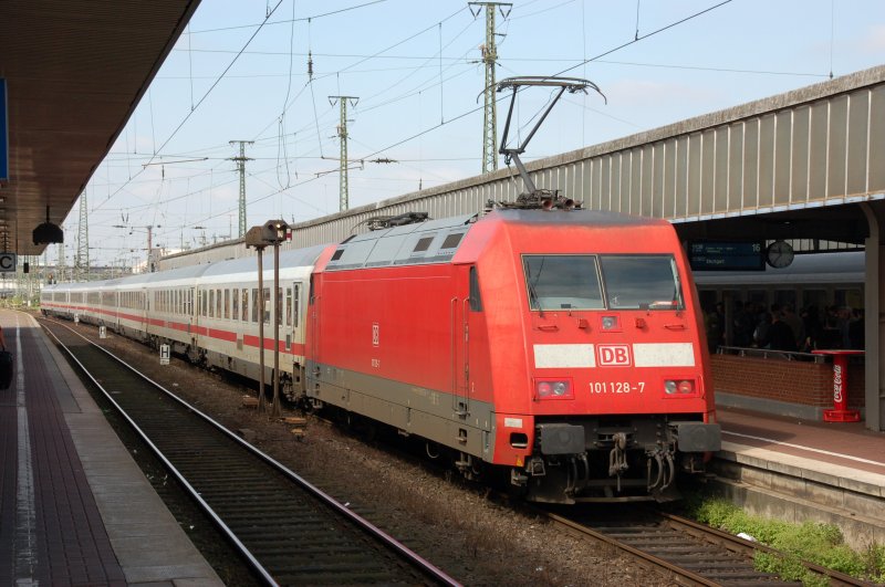 101 128-7 gesehen am 11.08.2007 im Dortmunder Hauptbahnhof als IC 2044 ber Hagen und Wuppertal mit Ziel Kln.