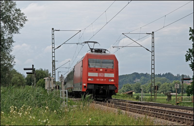 101 128 (9180 6 101 128-7 D-DB) bringt bei Bernau am Chiemsee den OEC 69  MOZART  von Mnchen Hbf nach Wien Westbahnhof. (09.07.2008)