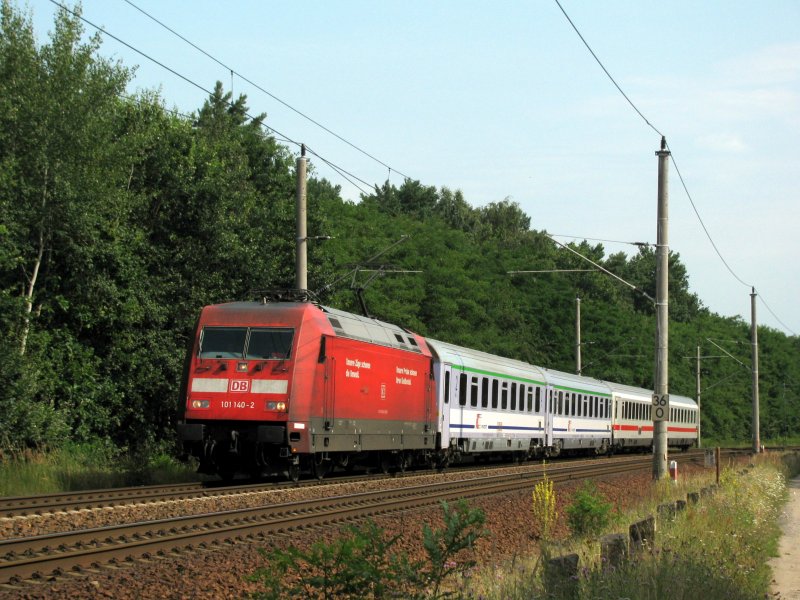 101 140-2 mit DB-Eigenwerbung und EC Wawel nach Krakau, sie wird diesen Zug bis Cottbus bespannen. Aufgenommen am 03.07. im Sden Bestensee´s. Eine Frage dazu, wie viele 101er mit dieser Werbung gibt es?