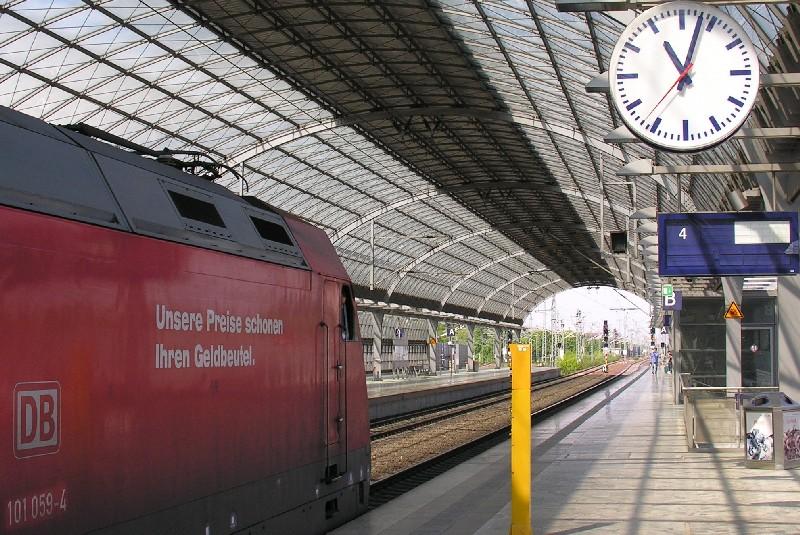 101059 am 21.5.2005 im Bahnhof Berlin Spandau mit dem IC nach Mnster. Der Zugzielanzeiger ist defekt und zeigt nach Nirgendwo.