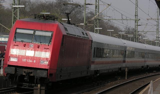 101124 mit ICE Richtung Berlin in Potsdam Park Sanssouci am 11.4.2005.