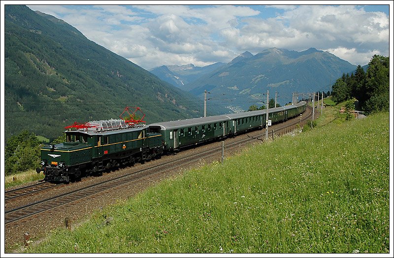 1020.47 mit dem Gastein Express von Bischofshofen nach  St. Veit an der Glan am 26.7.2008 bei der Talfahrt der Tauern Sdrampe zwischen Penk und Kolbnitz mit dem Tauernmassiv als Hintergrundkulisse.