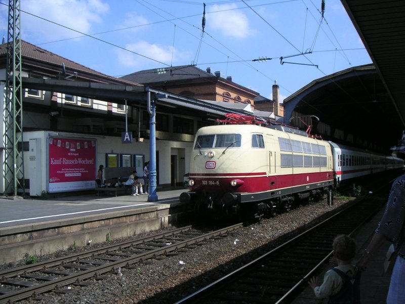 103-184-8 kommt mit D 2913, einem Sonderzug zum WJT 2005 in Kln, aus Basel Bad Bf nach Dortmund Hbf in Bonn Hbf ein (18.08.05)