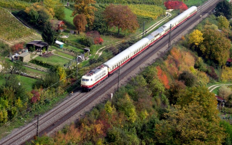 103 184-8 mit dem TEE 91032 (Interlaken Ost - Dortmund HBF) am 12. Oktober 2008 bei der Durchfahrt am Isteiner Klotz.