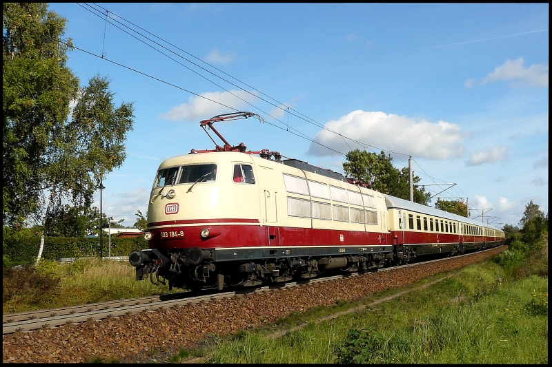 103 184-8 mit DPE 91305 von Binz nach Koblenz Hbf am 28.09.2008 zwischen Hbf Stralsund und Hp Grnhufe.