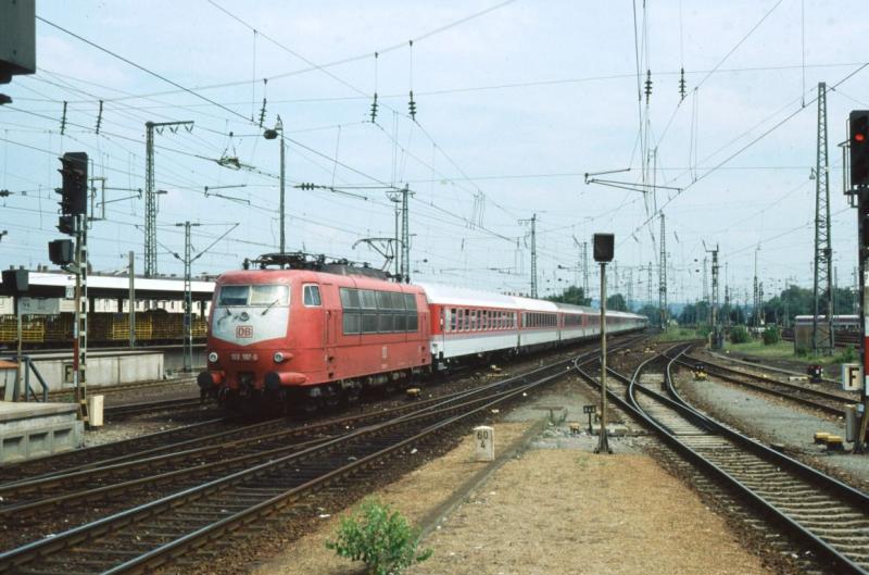103 197 mit EC 103 am 12.08.1995 in Karlsruhe Hbf