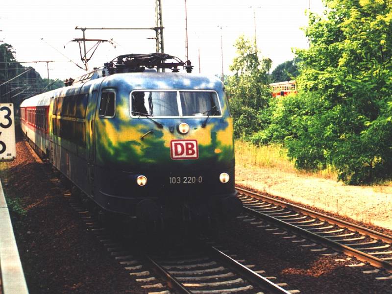 103 220-0 der DB im Touristik-Farbkleid im Jahre 1998 bei Berlin Wannsee.