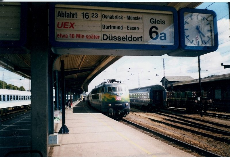 103 220 steht bereits an einem Julitag 1998 in Stralsund schon am Urlaubsexpress nach Dsseldorf,doch die Abfahrt verzgerte sich da die Kurswagen aus Wolgast Hafen noch nicht da waren.