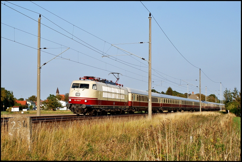 103 235-8 durchfhrt mit Lr 91312 Binz-Stralsund am 20.09.2009 Rambin.