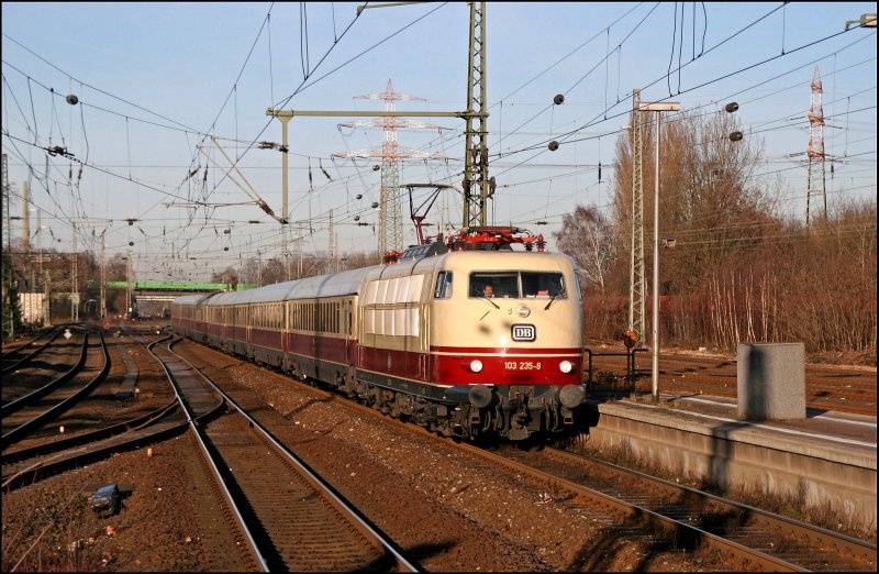 103 235 durchfhrt mit dem TEE 91300, von Mannheim nach Papenburg, den Bahnhof Dortmund-Mengede. (16.02.2008)