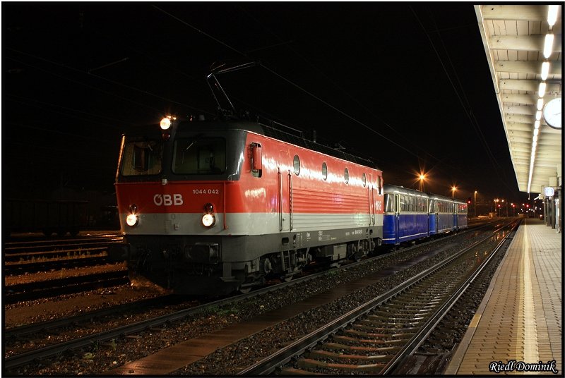 1044 042 berstellte am 7.11.08 drei ausgemusterte Schienenbusse von Salzburg nach ???. Das Bild gelang nur dadurch das der berstelzug den IC 632 im Bahnhof Knittelfeld vorlie.