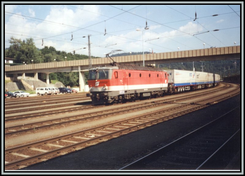 1044 217 wartet im Sommer 2001 mit dem BTZ-Zug von Mnchen Sd nach Verona auf die Ausfahrt aus dem Bahnhof Kufstein.