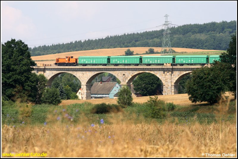 106 003 der ITL berquert am 25.07.08 mit dem  Schnapszug  aus Wilthen den Putzkauer Viadukt.