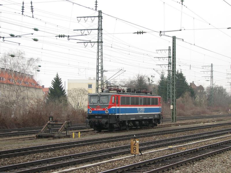 109 028 der PE Cargo in Mnchen Pasing (10.04.2006)