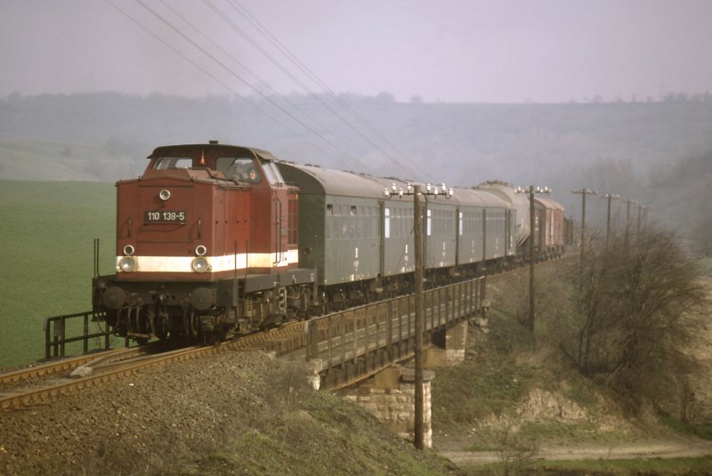110  138 vor GmP 68625 am 1.4.1981 bei Obhausen (Thringen).
