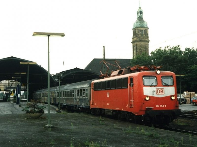 110 143-5 mit RB 3843 Kleve-Kln Deutz auf Krefeld Hauptbahnhof am 26-08-1997. Bild und scan: Date Jan de Vries.