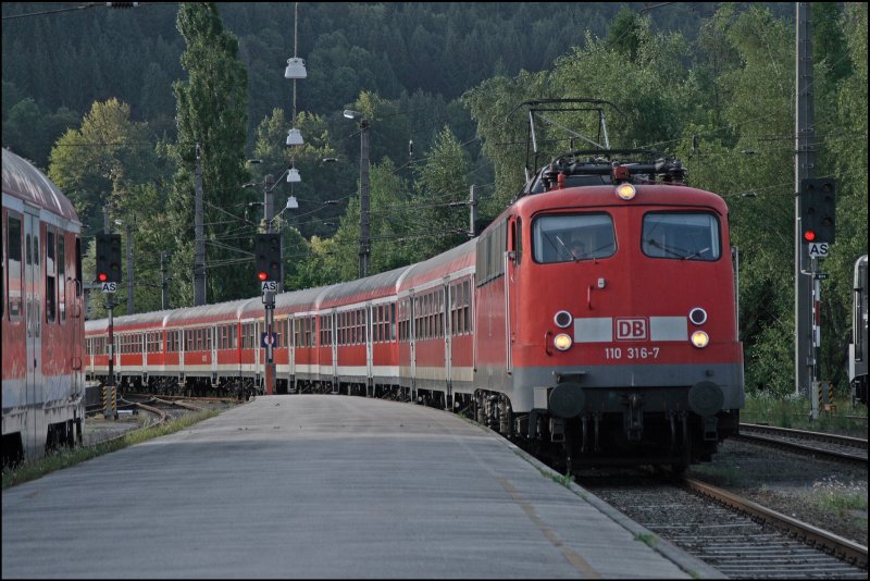110 316 rangiert mit ihrem Regionalzug auf ein Seitengleis in Kufstein. (09.07.2008)