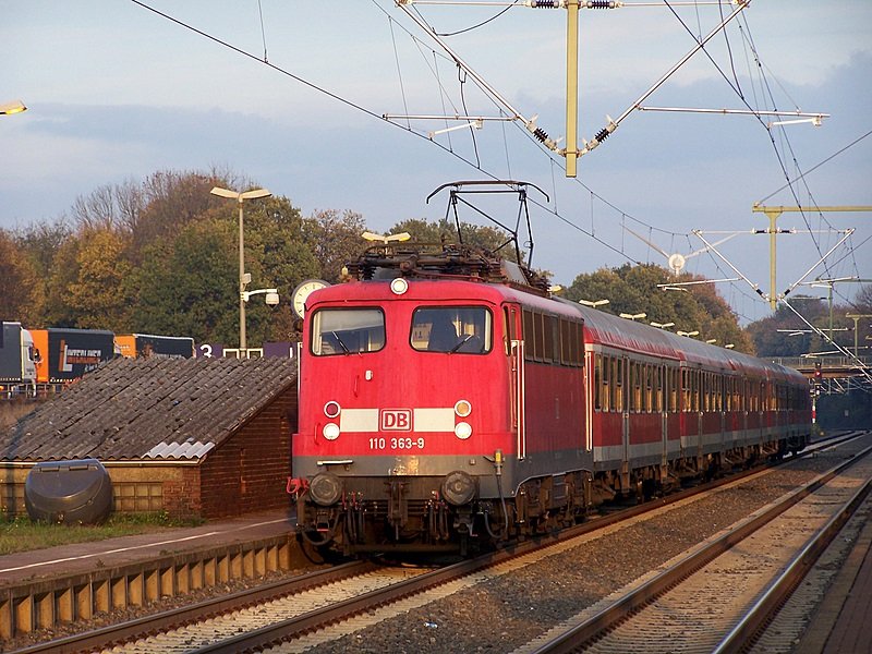 110 363 steht mit RE11591 abfhrtsbereit im Bahnhof Lindern.