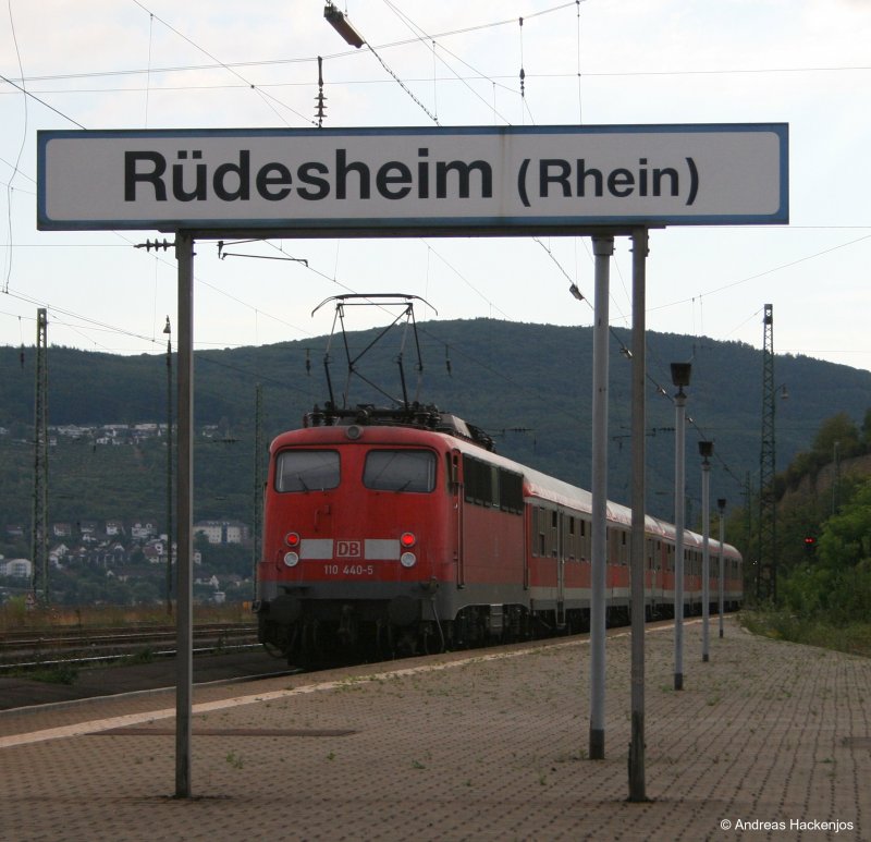 110 440-5  scheibt die RB **** Richtung Koblenz aus Rdesheim heraus 29.7.08. Leider war das Wetter nicjt mehr opitmal