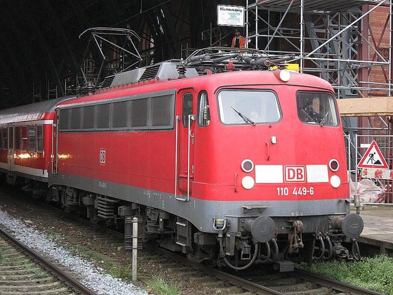 110 449 im Bremer Hbf. Noch sind diese Lokomotiven in HB stets anzutreffen. Wie lange noch? Foto vom 03.11.2008.