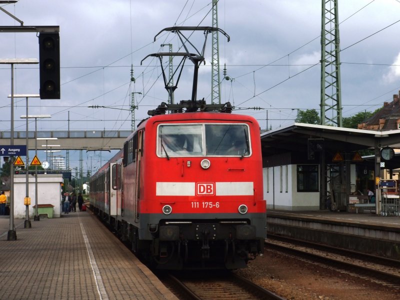 111 175 am 13.07.08 kurz nach der Einfahrt in Plattling.