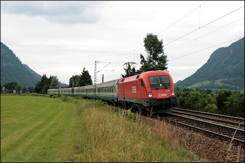 1116 037 bringt den  modellbahngerechten  IC 83  Paganini , von Mnchen Hbf nach Verona Porta Nuova, zum Brenner. (04.07.2008)

