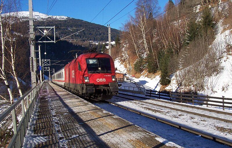 1116 052-0 mit EC fhrt am 08.01.2005 durch die Haltestelle St.Jodok in Richtung Brenner