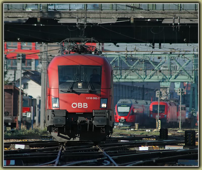1116 082 war am 9.10.2006 fr den OEC 162  Transalpin  von Wien West nach Basel vorgesehen. Hier fhrt sie gerade aus der Traktion in Wien West auf ihren Zug. 