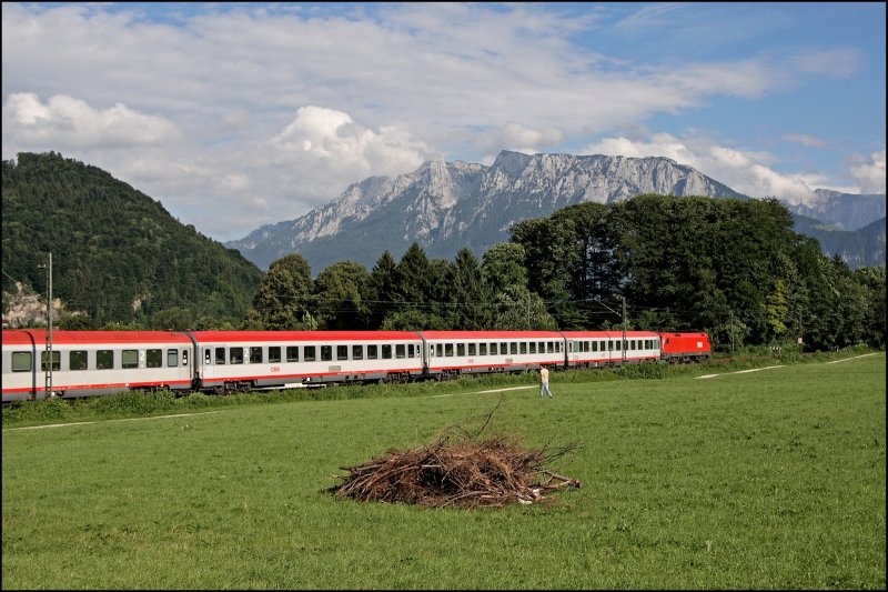 1116 170 bringt vor dem Wilden Kaiser den OEC 566  STADT INNSBRUCK  von Wien Westbahnhof nach Bregenz. (09.07.2008)
