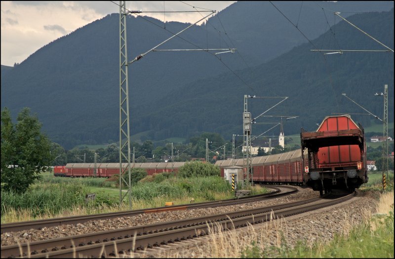 1116 210 hat Acht  Hcceerrs 330 -Einheiten und zwei  normale  Autotransportwaggons am Haken und ist in die Steiermark unterwegs. (09.07.2008)