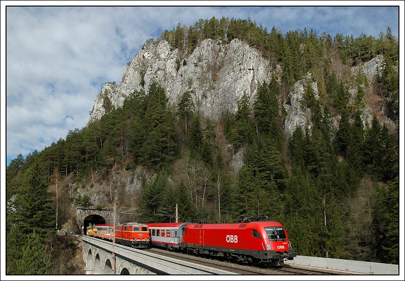 1116 218 mit dem OIC 532  KELAG Energie Express  von Villach nach Wien am 10.4.2008 bei der Querung des 87 Meter langen Krausel-Klause-Viadukt kurz vor Breitenstein. Daneben steht 2143.35 mit einem Bauzug.