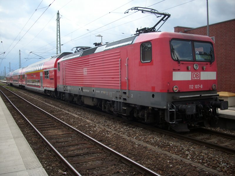 112 107 mit dem RE 33216 Sassnitz-Rostock am 20.Juli 2009 in Bergen/Rgen.