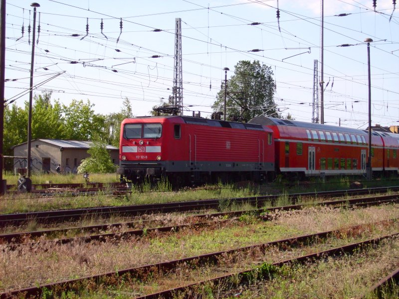 112 121-9 hat ihren Endbahnhof Eisenhttenstadt erreicht udn zieht auf das Aussetzgleis um.12.06.06