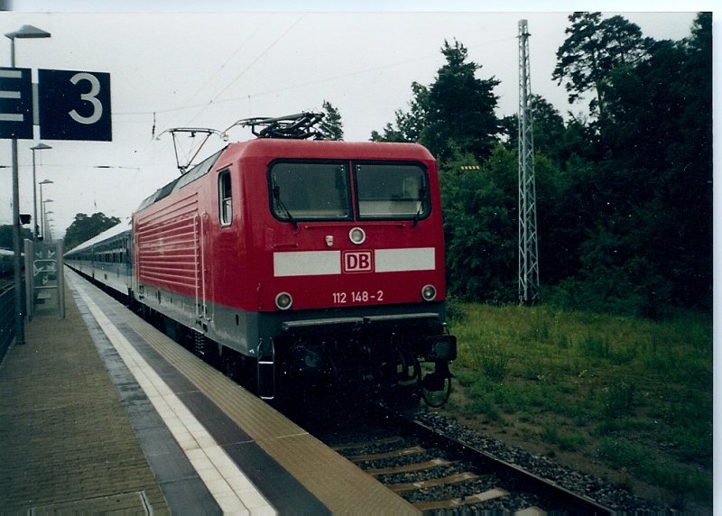 112 148 damals noch Bh Berlin Hbf fhrt Heute in Schleswig Holstein stand im August 2000 abfahrbereit vor einem damals noch fahrenden Interregio in Binz.