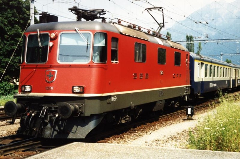 11250 Re 4/4 auf Bahnhof Interlaken-Ost am 24-7-1995. Bild und scan: Date Jan de Vries.