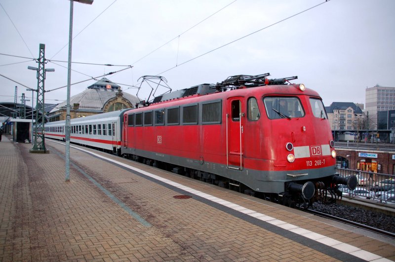 113 268 steht mit dem IC 1934 in Halle(S) Hbf zur Fahrt nach Oldenburg bereit.