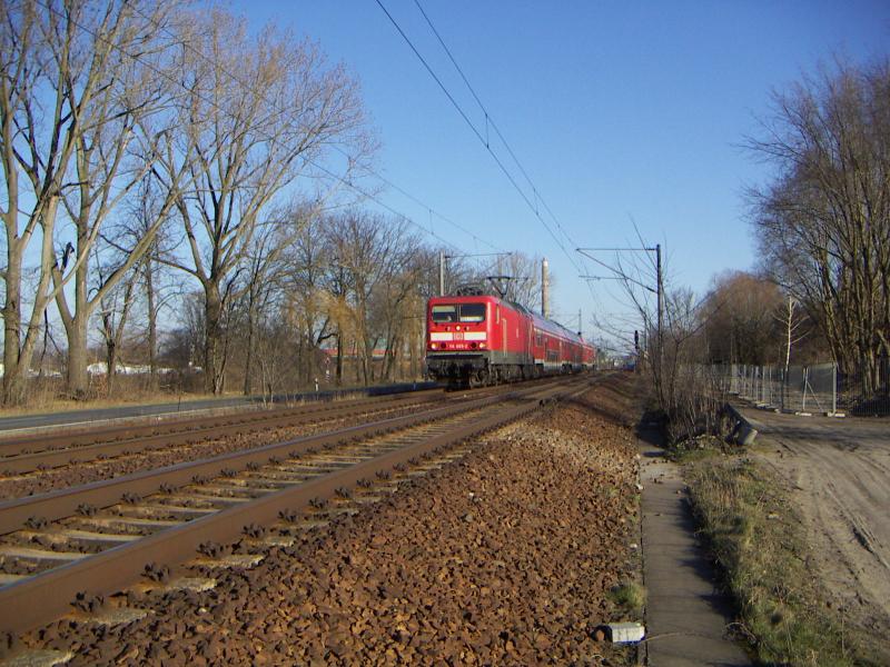 114 005-2 hinter Werder/Havel mit einem RE am 21.3.05