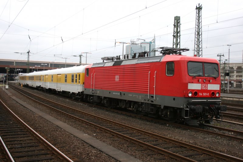 114 501-0 mit einem Messzug am Dsseldorfer HBF.
3.10.2009