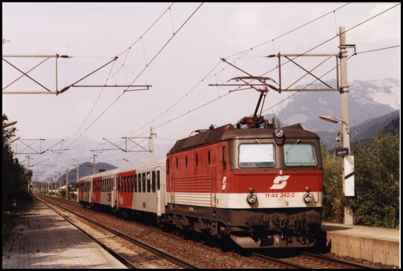 1144 242 wartet im Sommer 2005 mit ihren Regionalzug in Langkampfen auf die Weiterfahrt nach Rosenheim. 