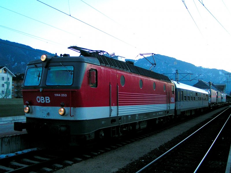 1144 253 erreicht in der Abenddmmerung mit einer schwach besetzten (6LKW´s)ROLA Wrgl-Hbf.; 090204