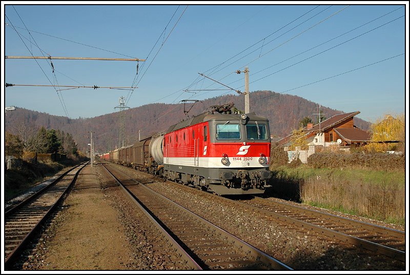 1144 253 kurz vor Erreichen des Verschubbahnhofes Graz-Gsting am 24.11.2006, aufgenommen in Graz-Gsting.