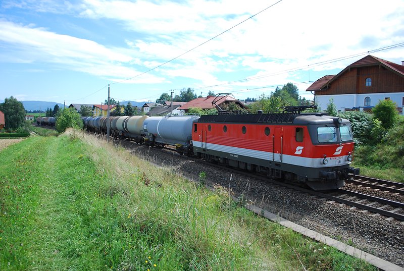 1144 290 auf dem Weg mit einem Gterzug nach Salzburg Gnigl, hier kurz nach Pndorf (12.8.2008)