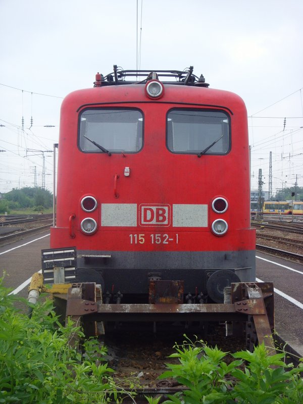115 152-1 steht am 22.05.08 abgestellt in Karlsruhe. Sie ist eine der ltesten Loks der DBAG. (~53 Jahre alt) 