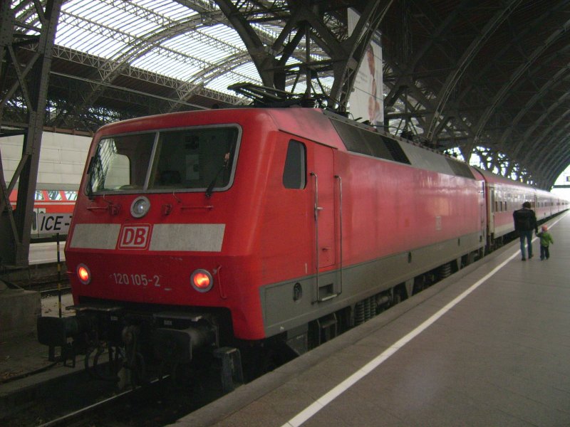 120 105 ist am 08.11.08 mit dem Ersatz-IC aus Frankfurt(M) Hbf in Leipzig eingetroffen. Nun wartet sie darauf mit ihrem Zug aus der Bahnhofshalle gezogen zu werden.