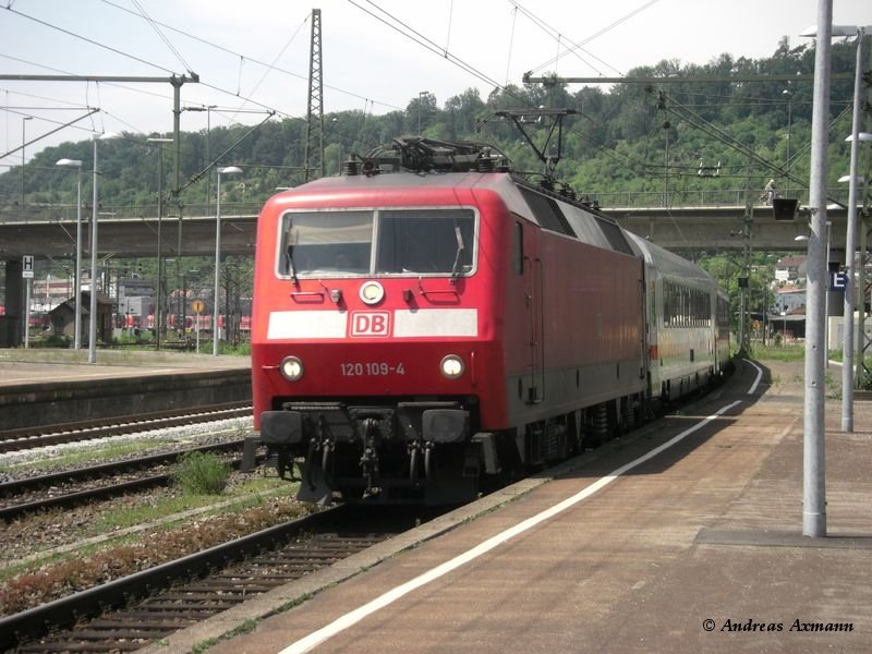 120 109-4 mit seinem IC79695 von Stuttgart nach Mnchen bei der durchfahrt in Plochingen am Gleis 4 (26.05.2009)