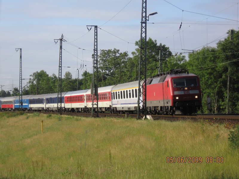 120 122 vor dem Nachtzug nach Amsterdam mit Kurswagen u.a. aus Moskau u Warschau bei der Einfahrt nach Wesel am 04.06.09