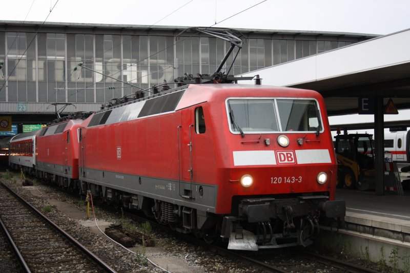 120 143-3 und 120 156-5 bildeten die Zugloks fr den CNL Richtung Kopenhagen am 04.08.09 (Aufnahme Mnchen HBF).