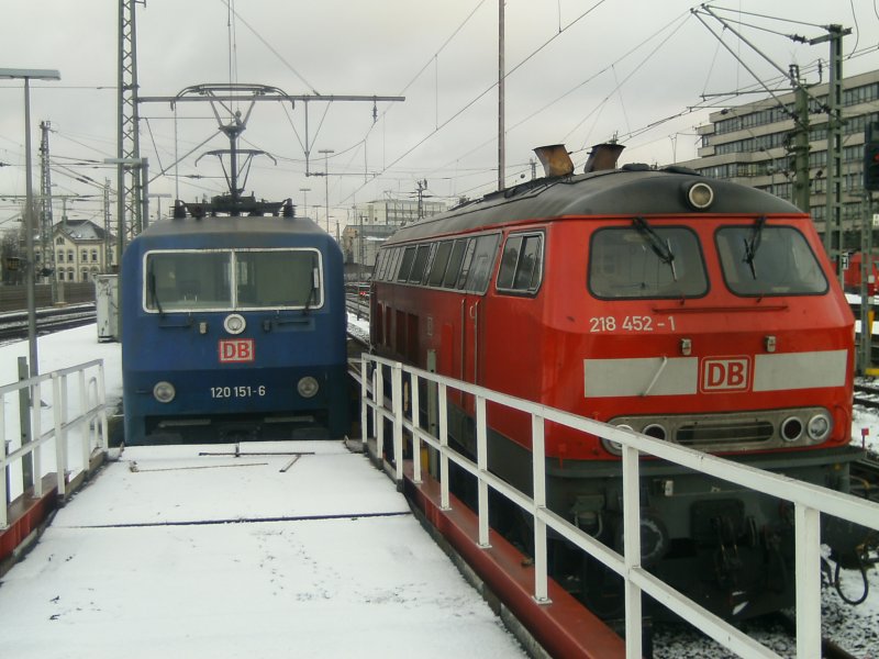 120 151-6 und 218 452-1 stehen an Gleis 10-9 in Hannover HBF abgestellt im Hintergrund ist 101 131-0 zu sehen die an Gleis 3
